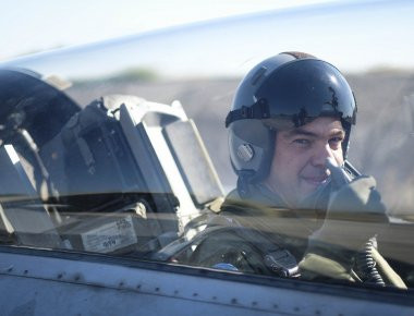 Τι σημαίνει η χθεσινή πτήση του πρωθυπουργού Α.Τσίπρα με F-16 λίγο πριν το κρίσιμο ταξίδι στις ΗΠΑ